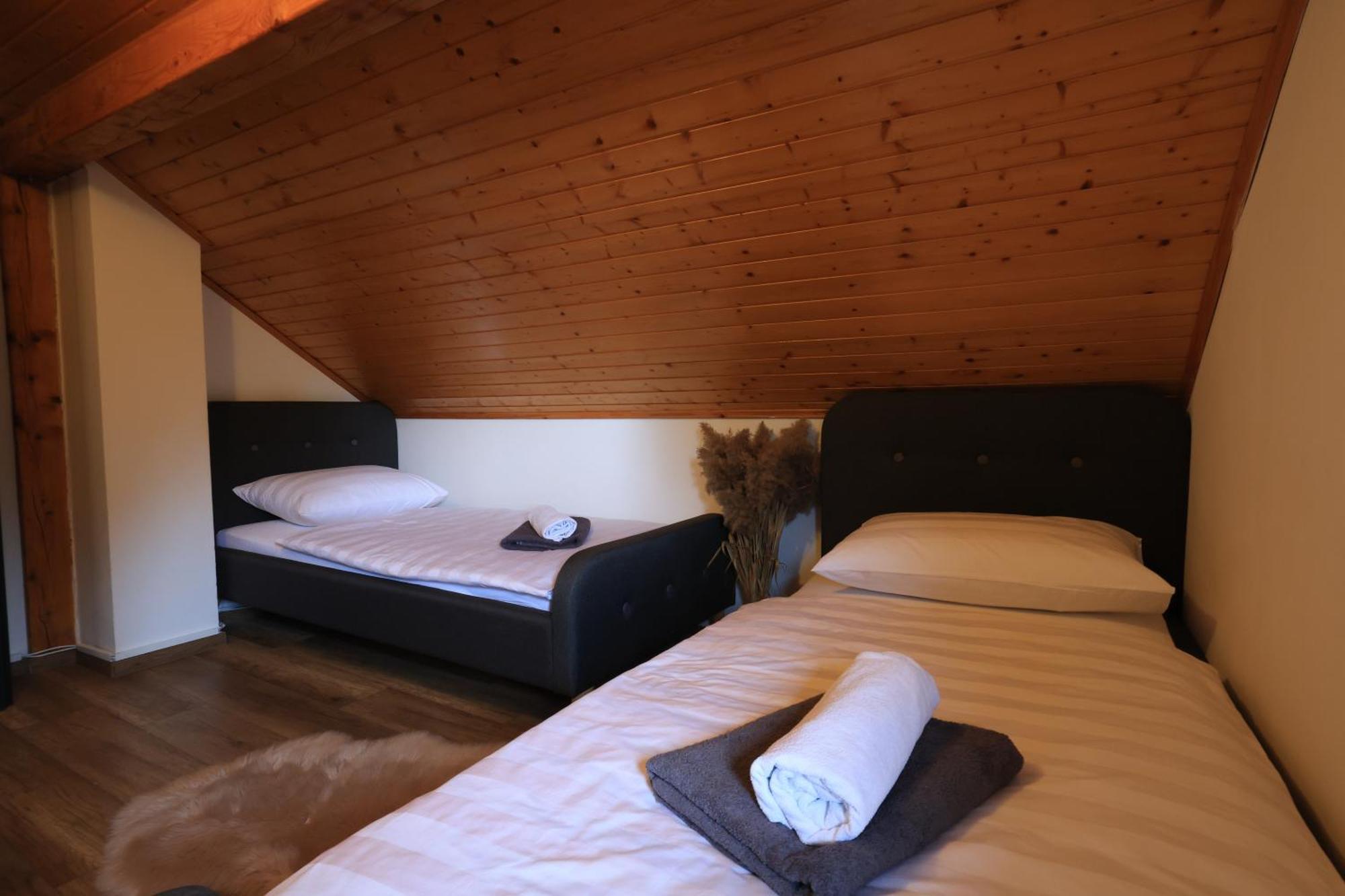 Woodenhouse With Two Apartments Otočac Εξωτερικό φωτογραφία